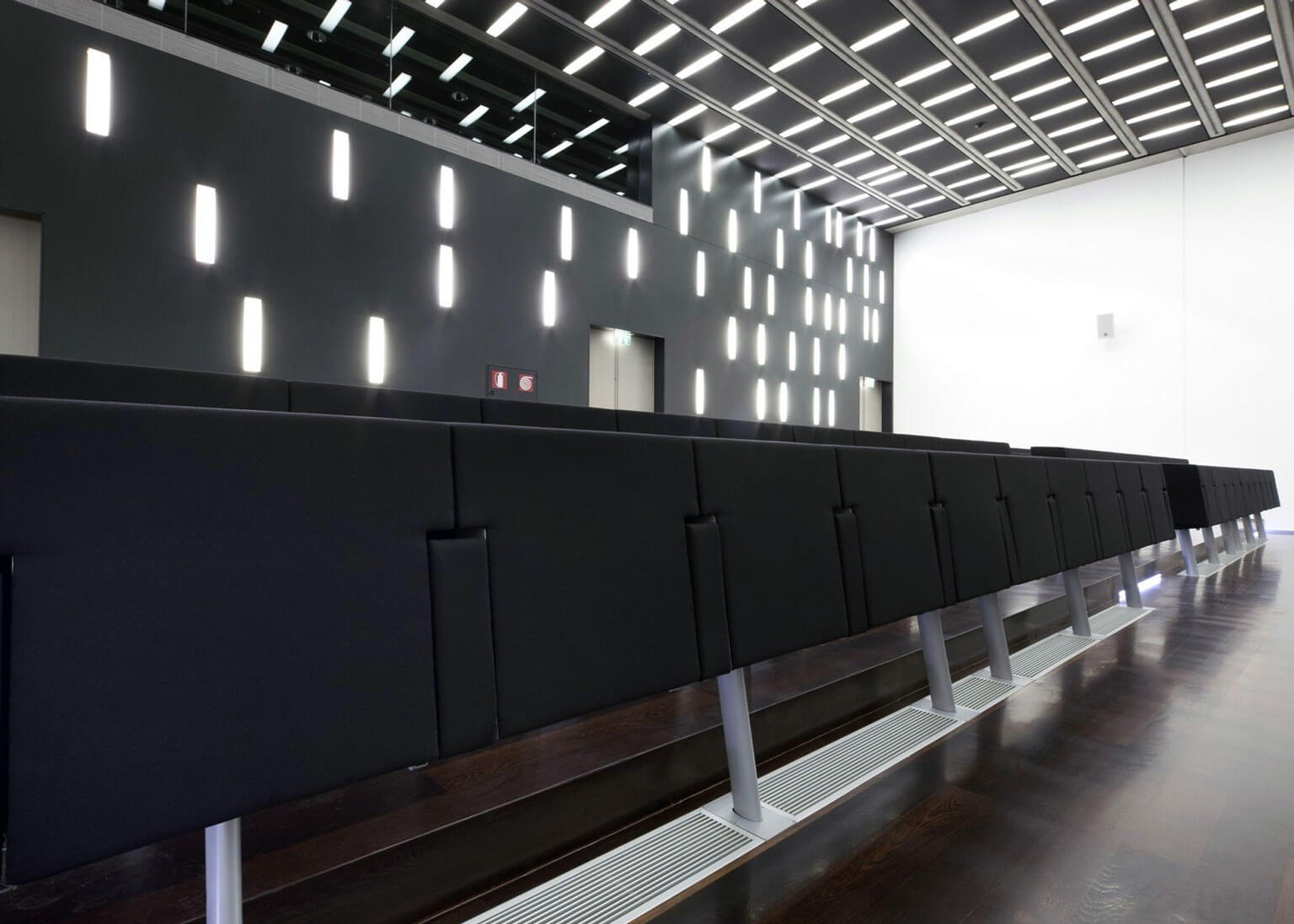 dettaglio sala conferenze architettura tecnologia comfort acustico rivestimento fonoassorbente topakustik nero lamelle maxxi Museo Nazionale delle Arti del XXI Secolo