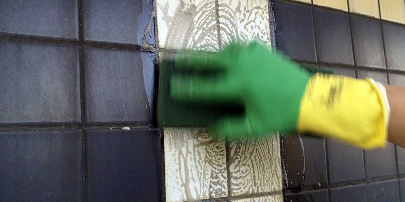 dettaglio fotografico pulizia piastrelle Torre Arcobaleno restauro milano
