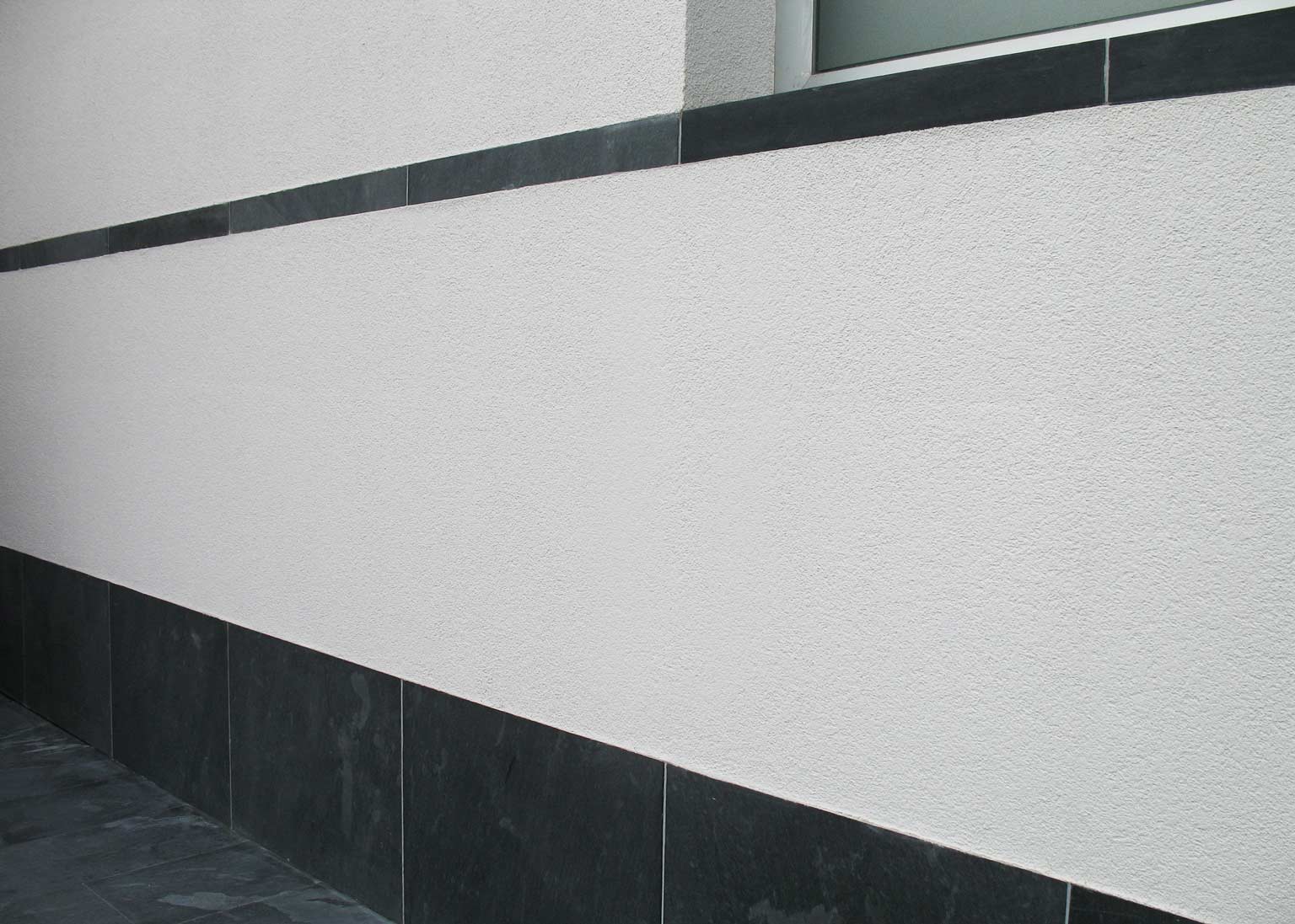 dettaglio facciata finitura intonaco bianco idrorepellente impermeabile sigma e pietra