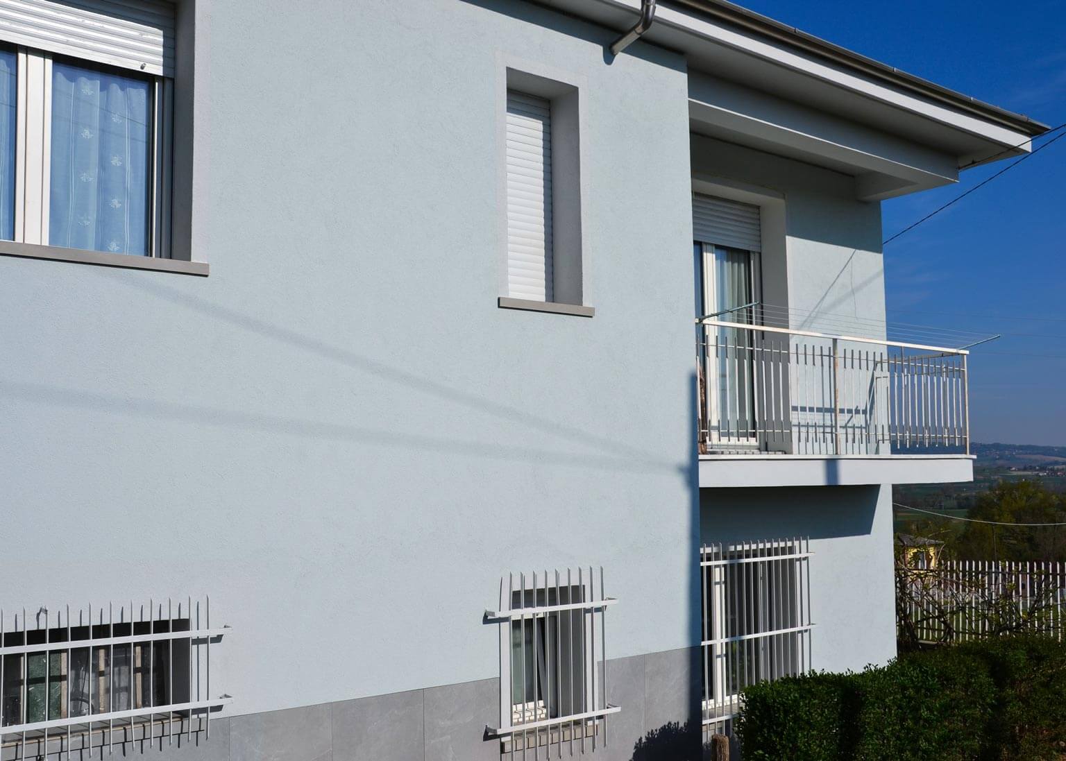 facciata azzurra con isolamento a cappotto realizzato grazie a ecobonus 110% residenza ad asti
