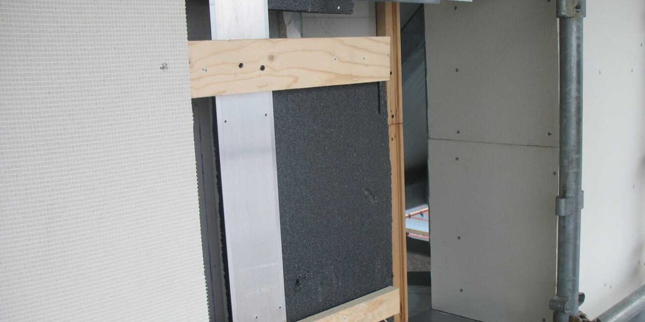 dettaglio sistema a secco isolamento a cappotto eps e sottostruttura in legno e alluminio per posa lastre portaintonaco sto in facciata