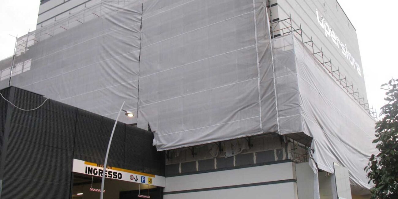 lavori in corso rivestimento esterno riqualificazione energetica con cappotto esterno facciata centro commerciale