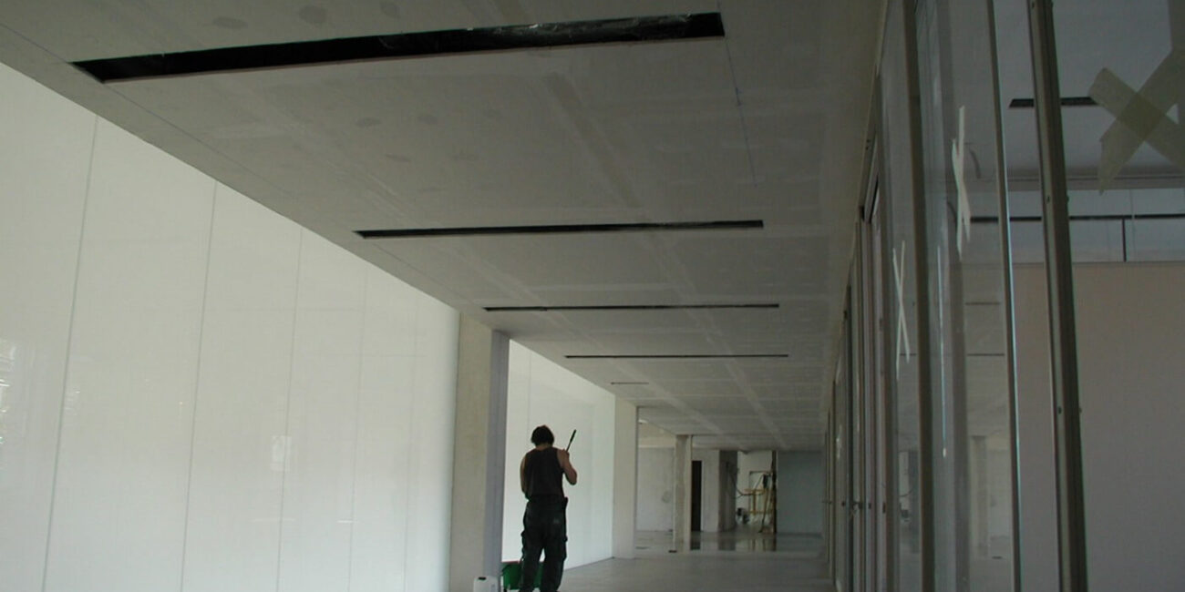 pulitura pavimenti fase termine cantiere armani milano showroom opere in gesso rivestito