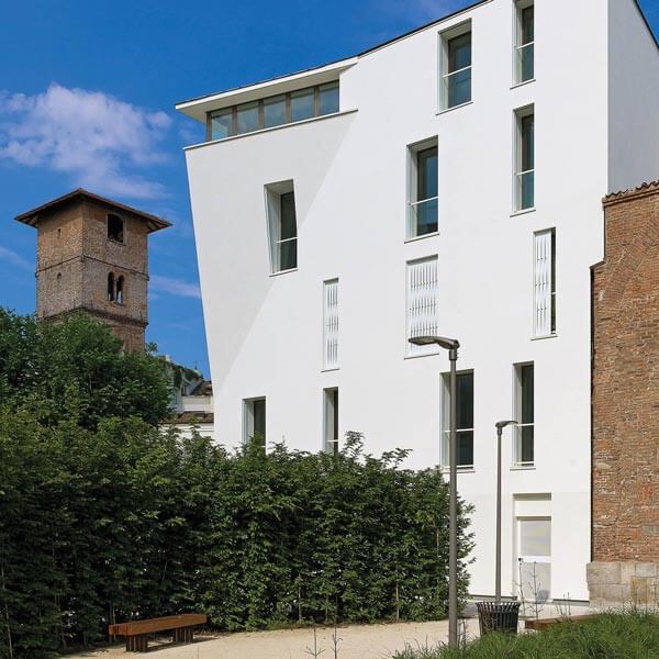 immagine ritraente facciata appartamenti palazzo gorani centro storico di milano