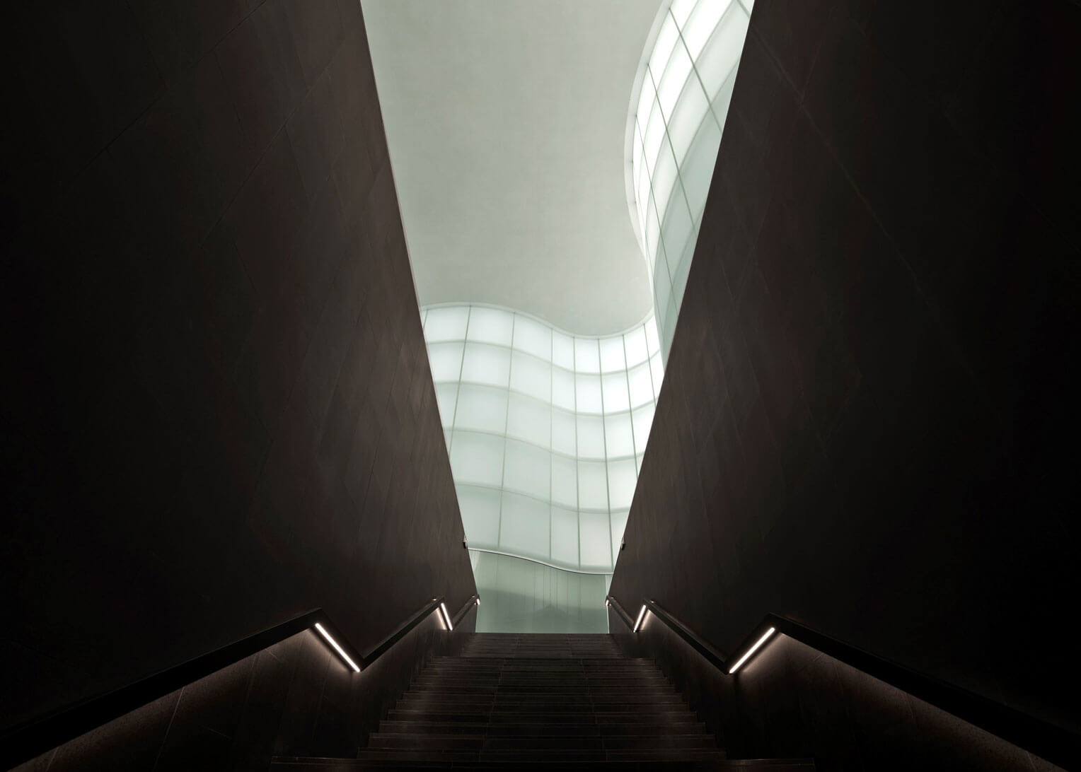 scalinata nera e nuvola bianca rivestimenti interni Mudec Milano museo cultura architettura design David Chipperfield inpresa Bazzea