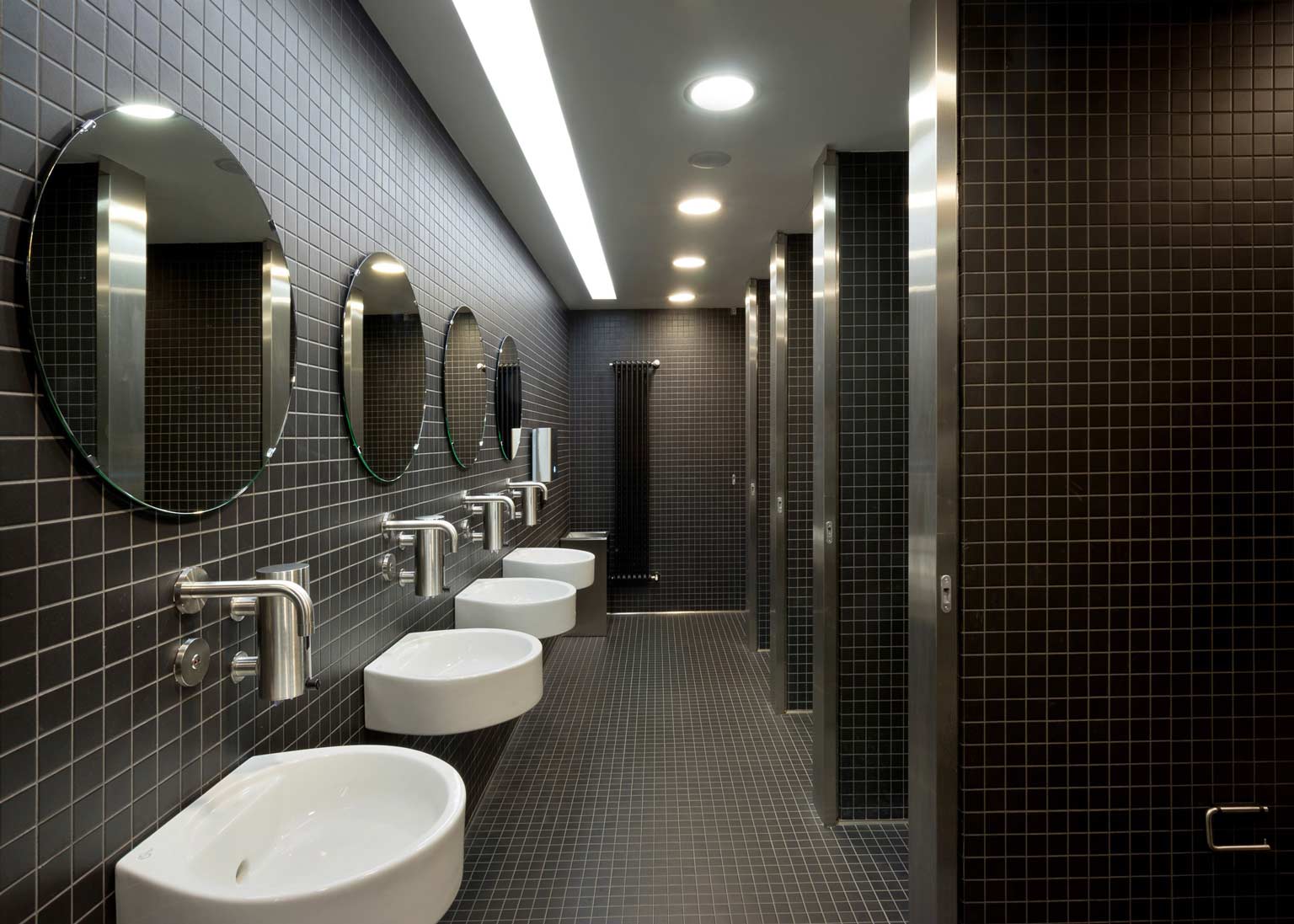 rivestimento continuo pavimento pareti piastrelle klinker nere bagno di design museo Mudec Milano con velette e faretti a incasso