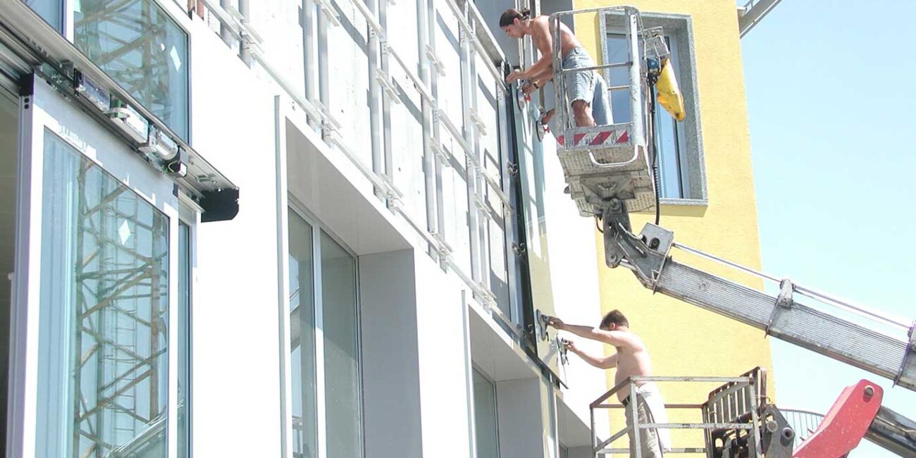 operai bazzea construction technology posa lastre vetro su strutture facciata pfb