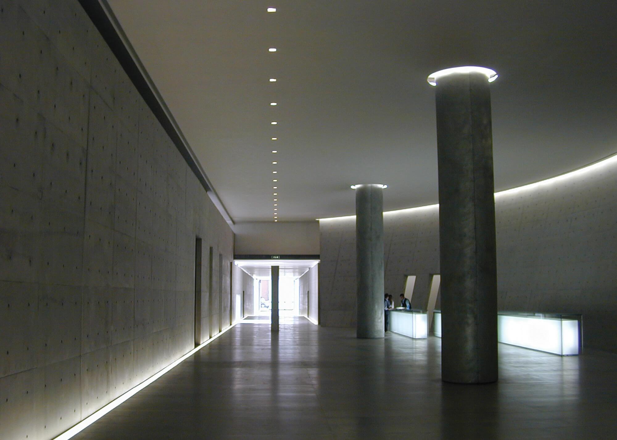 corridoio principale controsoffitto cartongesso e cemento Tadao Ando Architetto Armani Headquarter