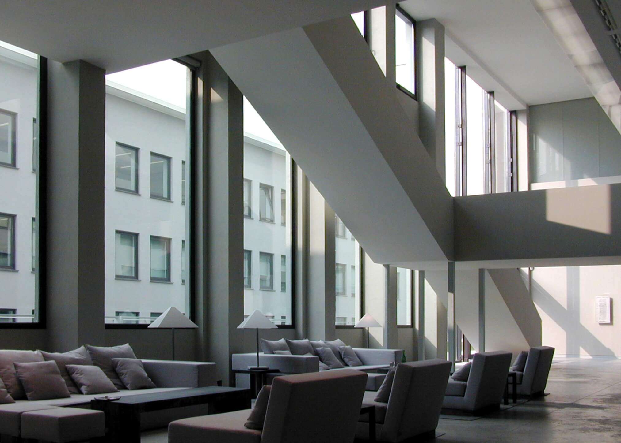 area relax e sala d'attesa con scala architettonica rivestita a secco per Armani a Milano