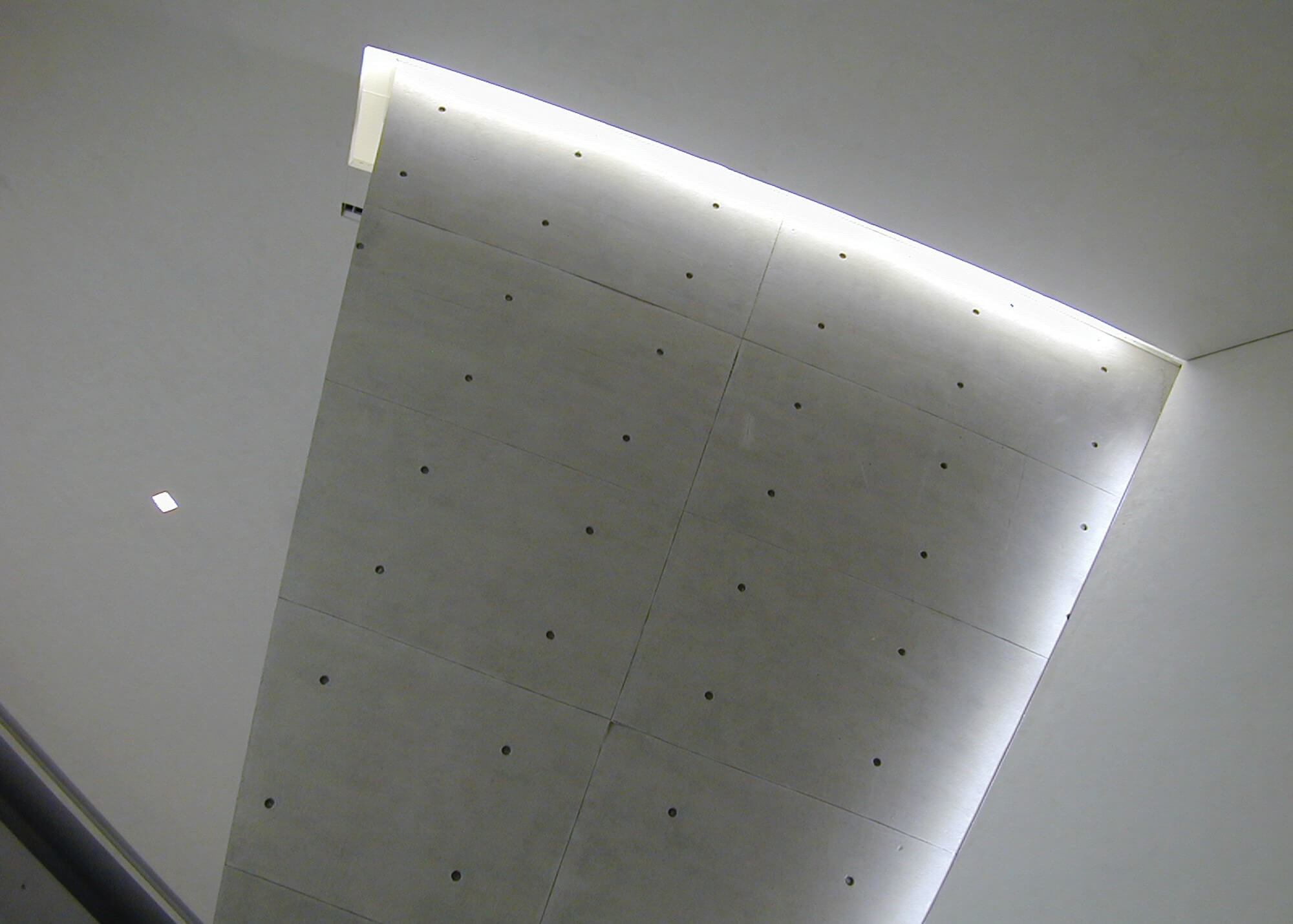 dettaglio luce e cemento Tadao Ando e Michele de Lucchi Armani Headquarter