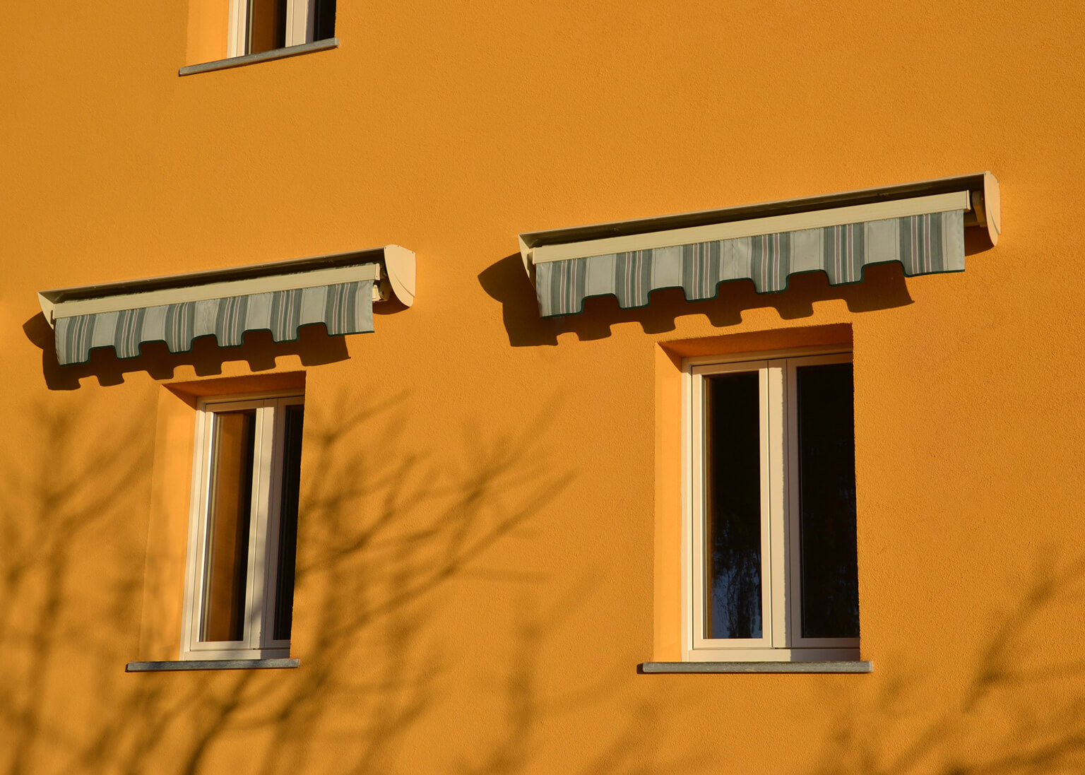 facciata termica cappotto intonaco arancione bonus edilizi 110 incentivi e bonus tende solari residenza asti