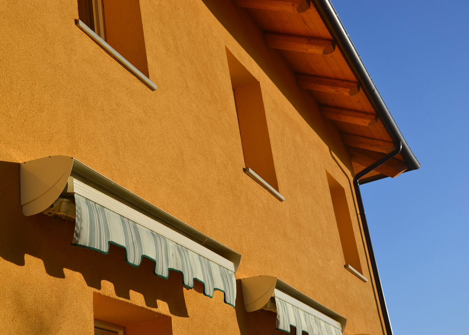 Bazzea realizzazione isolamento a cappotto facciata arancione superbonus 110% tende da sole bonus edilizi efficientamento energetico casa in piemonte