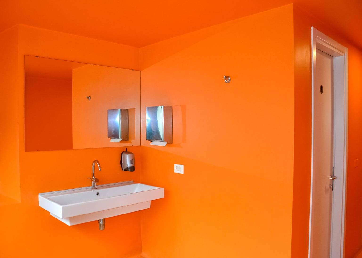 interno bagni rivestimento cartongesso finitura idropittura opaca lavabile arancione fornitura sanitari repower headquarter milano