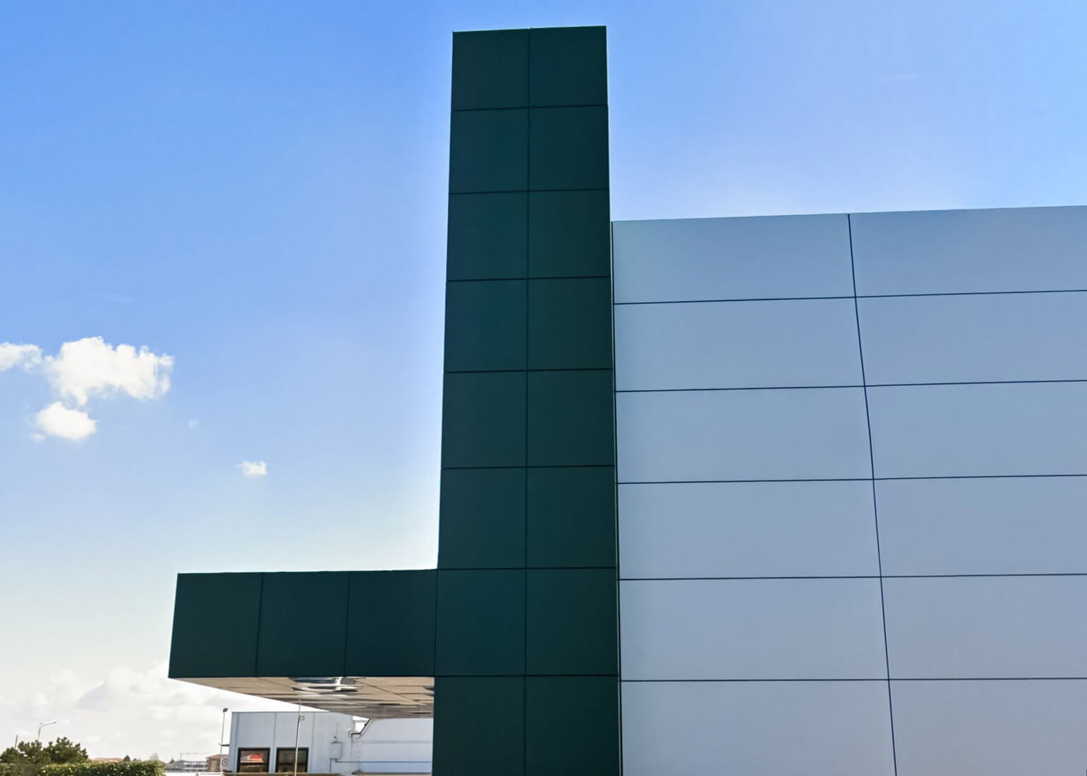 dettaglio giunzione pannelli alucobond plus composito colore verde e grigio facciata ventilata su strutture centro calzaturiero trecate