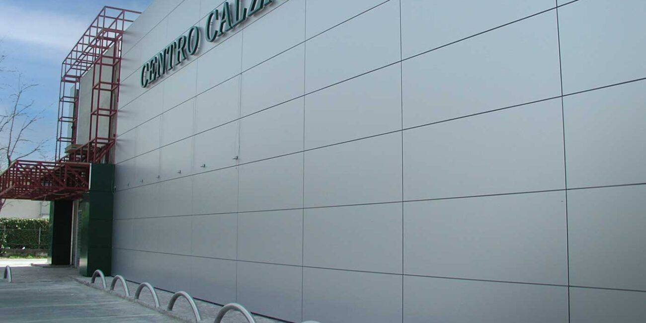 facciata ventilata su strutture in alluminio composito alucobond applicata da bazzea per edificio commerciale centro calzaturiero a vanzaghello
