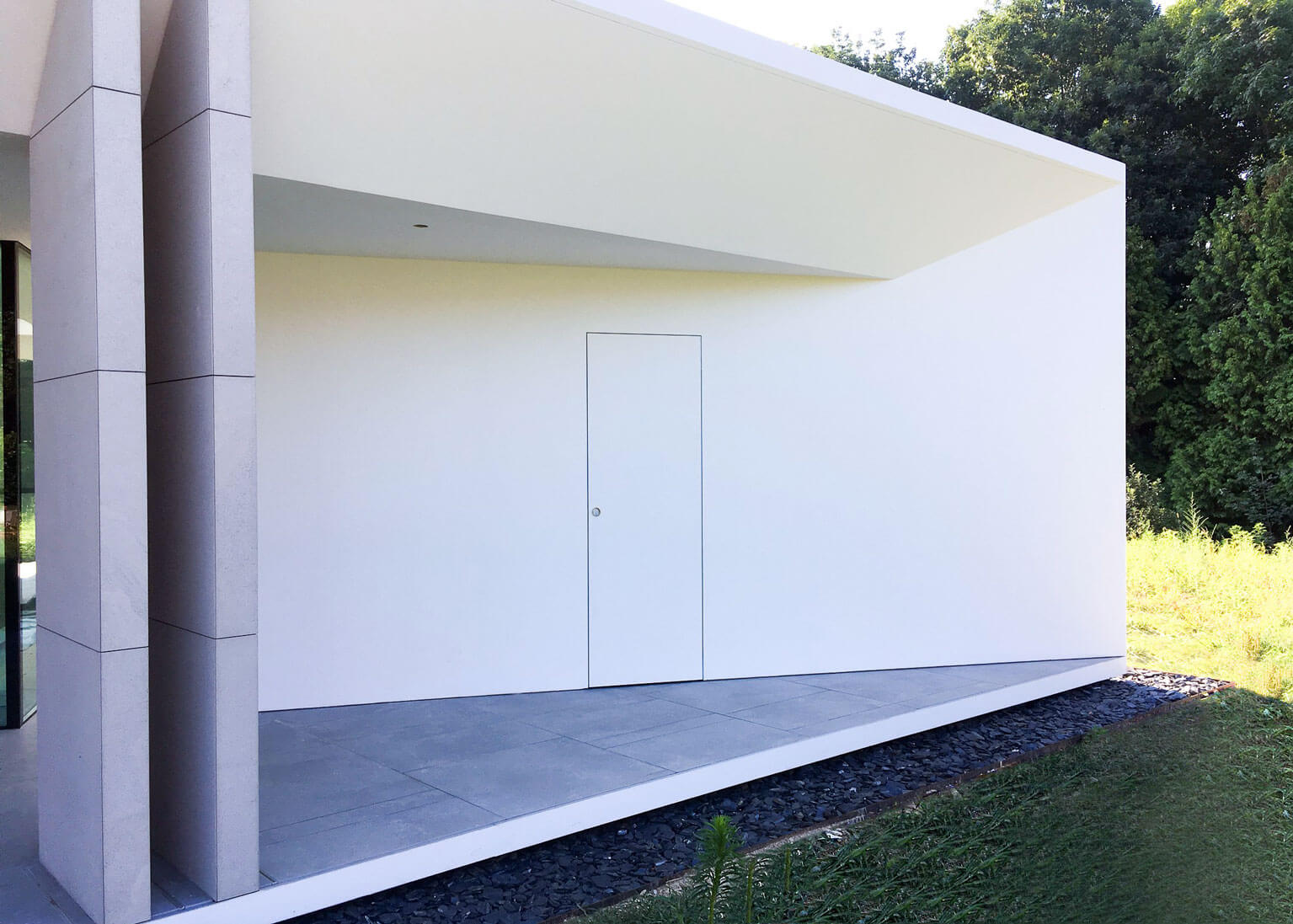 dettaglio facciata bianca design porta a scomparsa corean residenza lomboranch