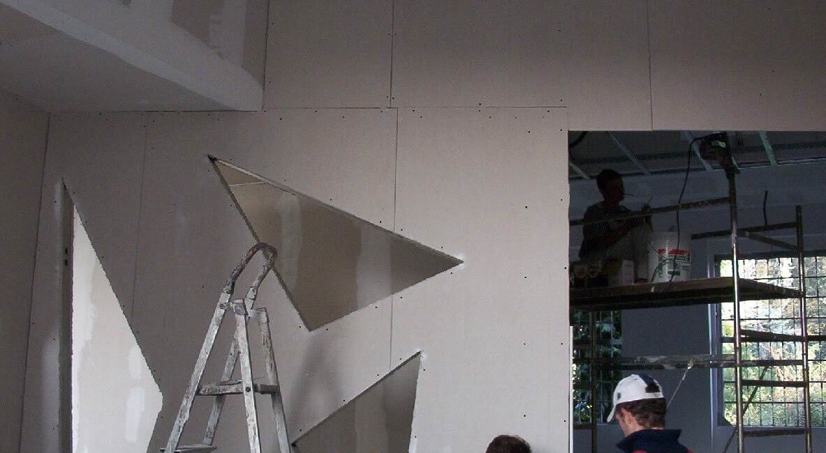 operai bazzea montaggio rivestimento a secco lastre cartongesso studio di architettura vigevano