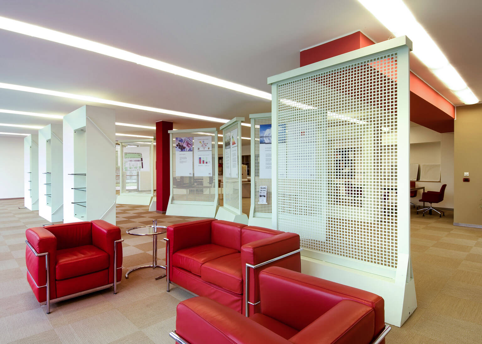 sala d'attesa e showroom design e architettura arredi divano poltrone le corbusier rose sede bazzea vigevano
