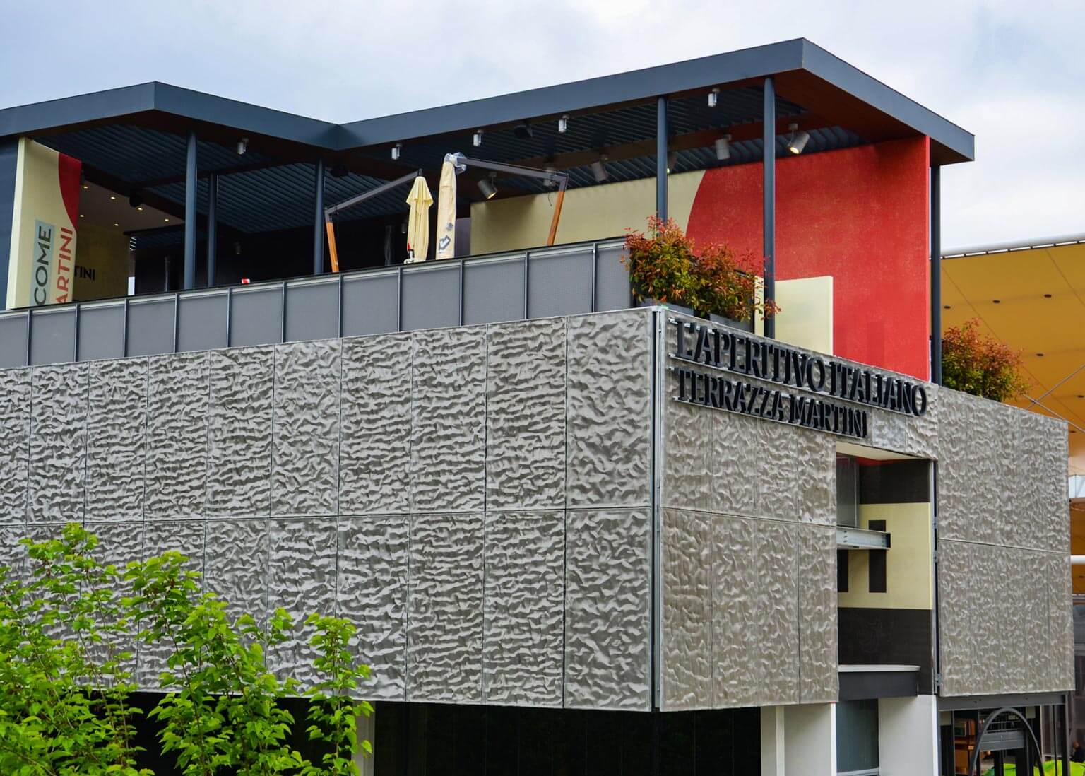 dettaglio terrazza martini expo 2015 milan carpenteria metallica pergolato tecnologico finitura legno lamiera opere specialistiche in cartongesso Bazzea
