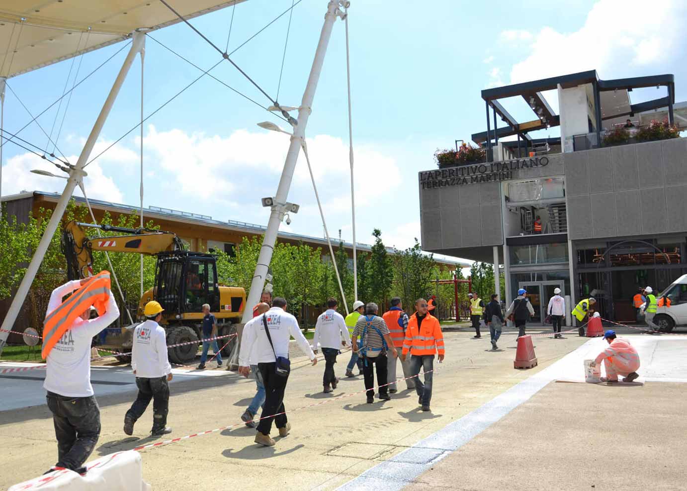 squadra lavoro operai Bazzea Construction Technology intervento costruzione a secco ampio pergolato leggero tecnico architettonico su struttura carpenteria opere in cartongesso pareti