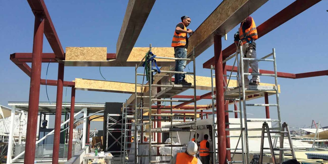 operai specializzati bazzea montano pergolato tecnologico sacif finitura legnami belloni progetto pininfarina architettura design expo 2015 milano fiera