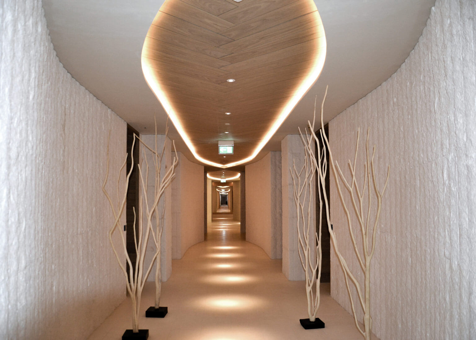 corridoio con opere in cartongesso e velette rivestimenti interni hotel the chedi andermatt progetto Denniston Interior design