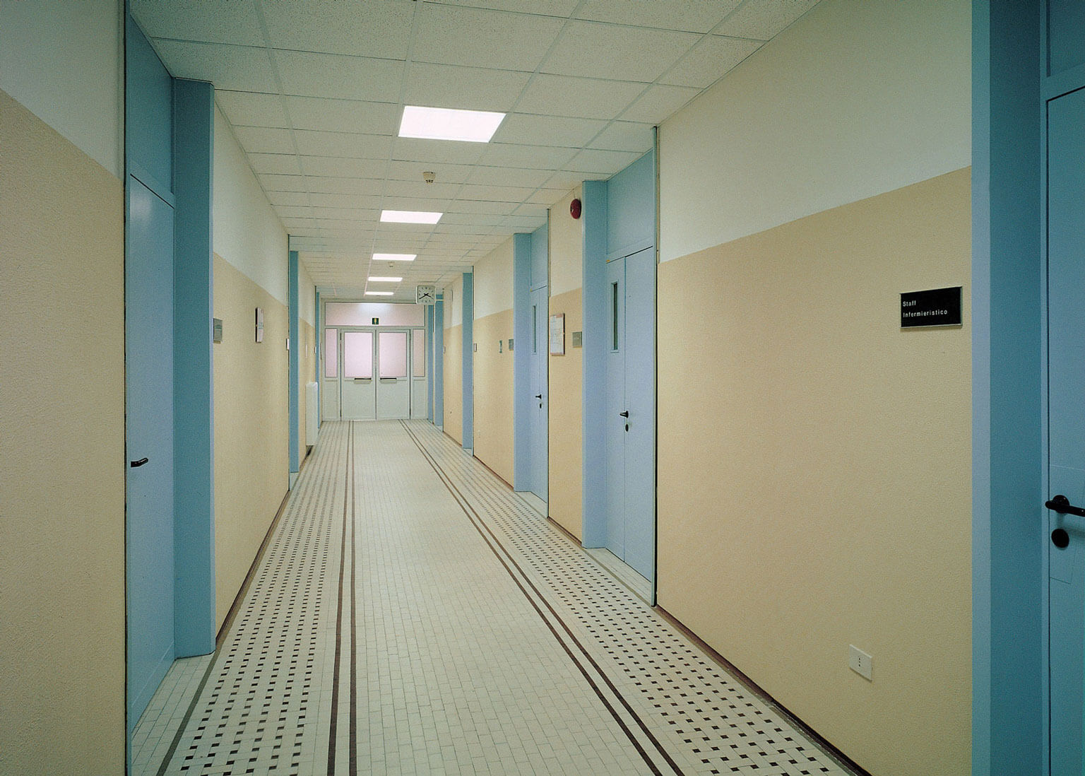 corridoio ospedale carate brianza interventi rivestimenti interni Bazzea controsoffitto modulare fonoassorbente in fibra minerale e opere in cartongesso