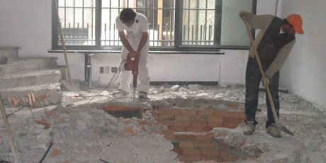 ripristino pavimento operai bazzea demolizione ricostruzione
