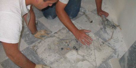 ripristino pavimento in marmo a scacchi operai bazzea
